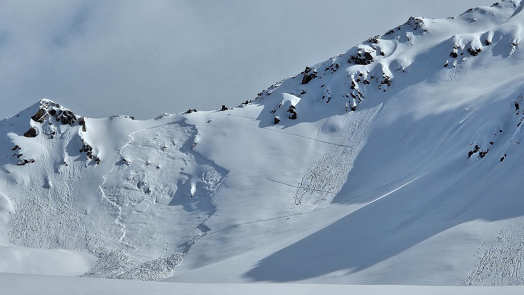 Vermutlich durch eine Person ausgelöste Schneebrettlawine im Altschnee am Börterhorn bei Davos (GR). (Foto: Stuart Johnston)
