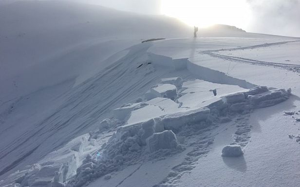 Abb. 19: Kleine aber dicke Schneebrettlawine, fernausgelöst an einem kammnahen Nordwesthang auf 2400 m am Mannlibode (Reckingen-Gluringen, VS) auf 2400 m (Foto: A. Nagel, 03.02.2017).