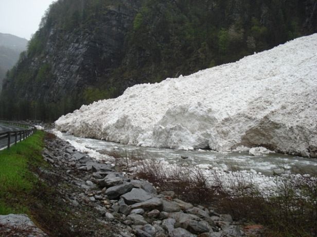 Abb. 26: Imposante Lawinenablagerung in der Doveria zwischen Gondo, VS und Iselle, I. Die Lawine ging 27.04.2009 als Folge der intensiven Schneefälle spontan ab (Foto: S. Zenklusen, 28.04.2009).