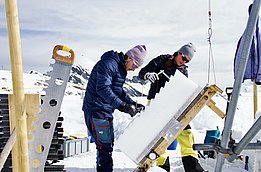 Erstellen eines Profils am Schneeblock. Der Block wird zackenförmig profiliert, um die später aufgelegten Eigengewichte zu tragen. (Foto: Matthias Spieler)