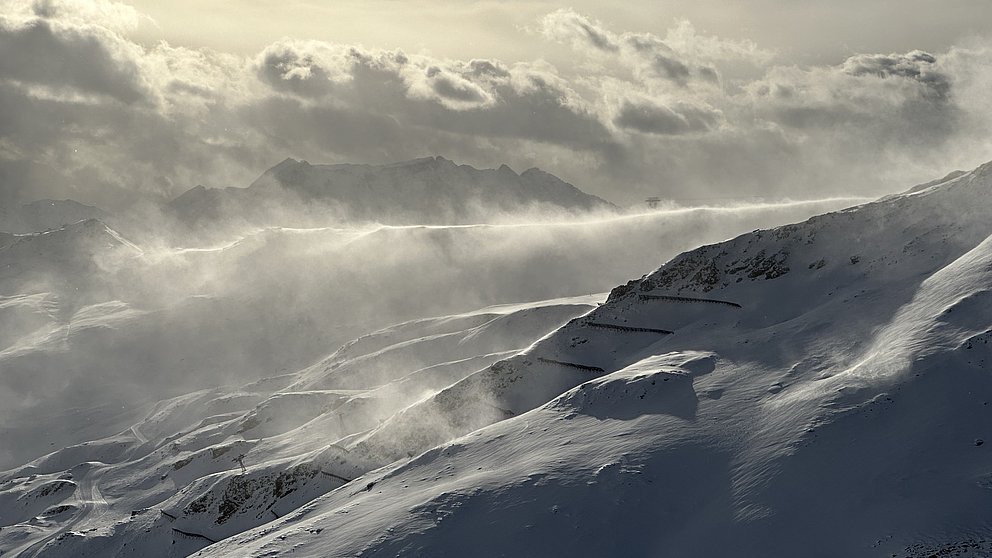 Pluie et avalanches de neige mouillée dans le nord, enfin de la neige dans le sud