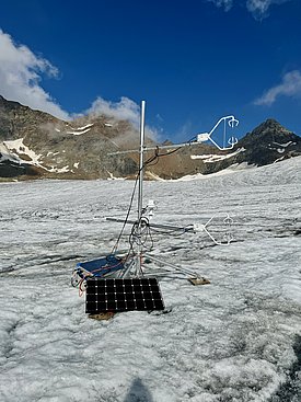 Eine der drei Messstationen für turbulente Bewegung und Austauschprozesse über der Gletscheroberfläche. (Foto: Patricia Asemann)