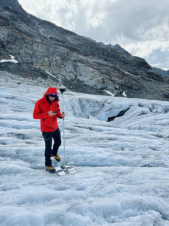 SLF-Forscher Maximilian Sesselmann bei Messarbeiten auf dem Silvrettagletscher. (Foto: Patricia Asemann)