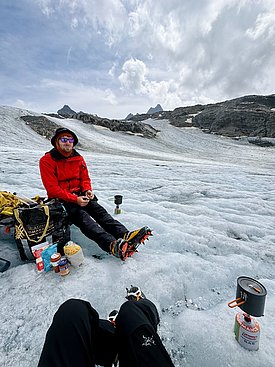 Provisorische Küche auf dem Gletscher: Für Nudeln mit Sosse reicht es. (Foto: Patricia Asemann)