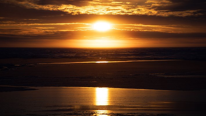 Sonnenuntergang über dem Meereis in der Antarktis. (Foto: Mario Hoppmann / AWI / MOSAiC)