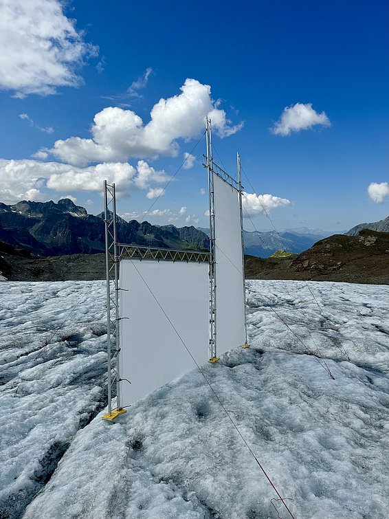 Infrarotmessungen über dem Eis: Während der Gletscherwind an den Leinwänden vorbeifließt, nimmt die Kamera Luftmassenbewegungen und Temperaturveränderungen auf. (Foto: Patricia Asemann)