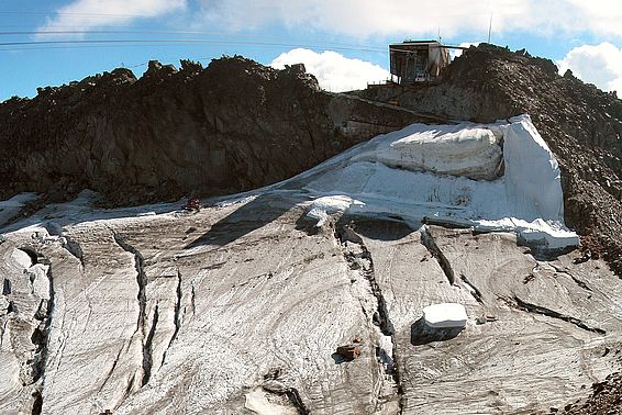 Die Gletscherabdeckung am Gemsstock bei Andermatt schützt die Eis-Rampe, welche es erlaubt mit Skiern von der Bergstation abzufahren. (Foto: Andreas Bauder)Die Gletscherabdeckung am Gemsstock bei Andermatt schützt die Eis-Rampe, welche es erlaubt mit Skiern von der Bergstation abzufahren. (Foto: Andreas Bauder)