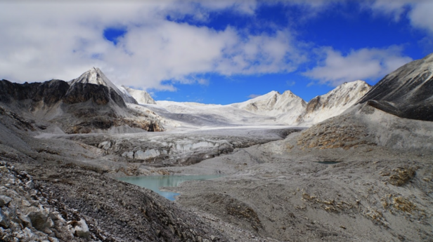 Nach sechs Tagen Fussmarsch, circa 80 Kilometern Wegstrecke und mehr als 3000 Höhenmetern werden die Forschenden ihr Ziel auf dem Thana-Gletscher oberhalb von 5000 Metern über dem Meeresspiegel erreichen. (Foto: Pema Eden / CNR-RUB)