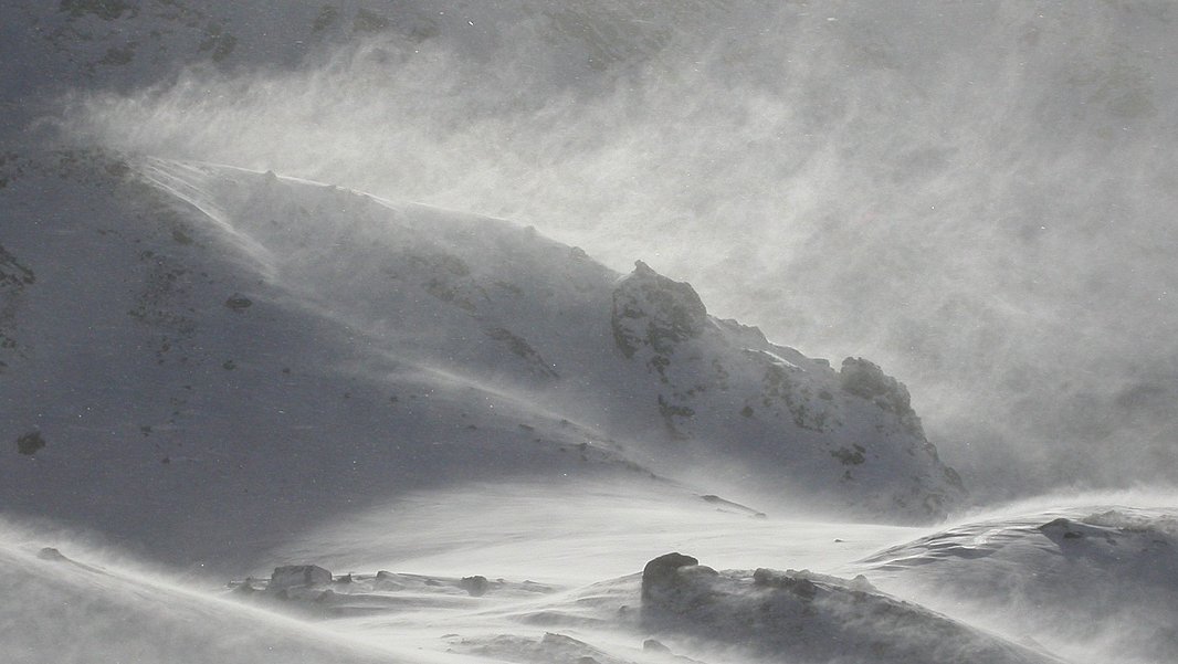 In den Alpen bildet vom Wind verfrachteter Schnee häufig Schichten, die Schneebretteigenschaften haben. (Foto: Christian Rixen)